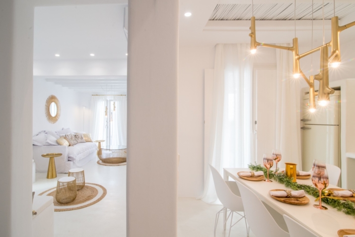 The 135m² villa combines the traditional Cycladic style with modern details
